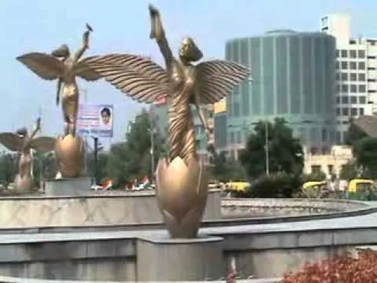 Greater Noida city entrance sculptures — location image shown for Godrej Golf Links in Sector 27, greater noida